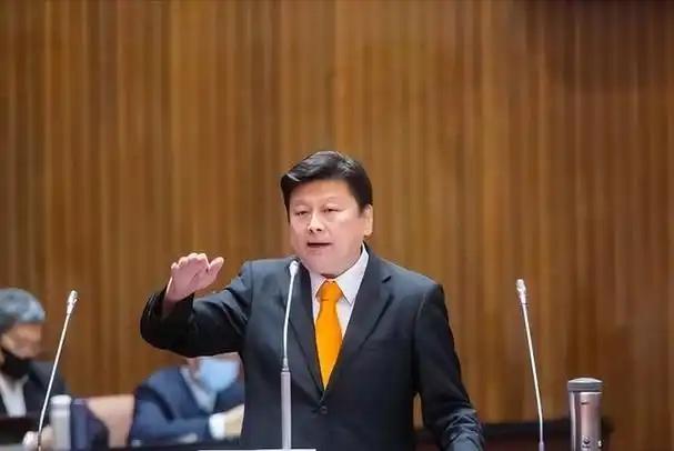对于昨天傅崐萁的反应，亲绿学者沈荣钦表示，十分老套，傅崐萁还说都是民进党不好才缺