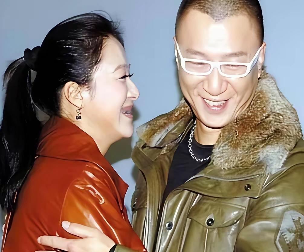 美女明星沈傲君和孙红雷搭当刚刚拍完吻戏，导演一声令下说：停，两个人还反应过来镜头
