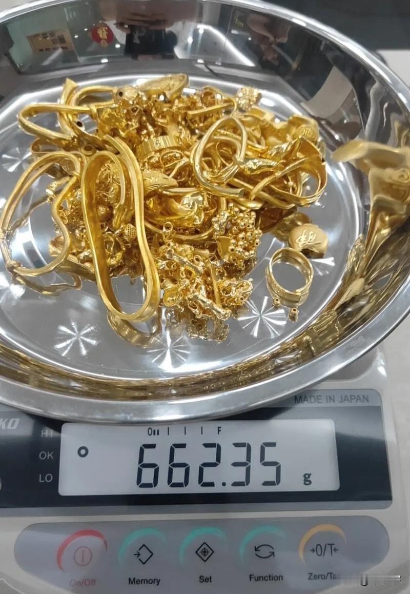 玩黄金白银贵金属的普遍比这炒股的厉害，黄金依然是未来唯一能跑赢纸币贬值速度的！