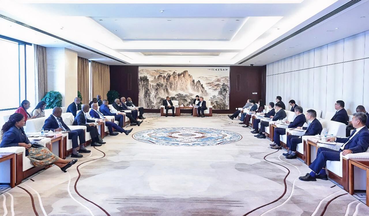 10月15日，中建集团董事长郑学选在集团总部与来访的博茨瓦纳总统博科举行会谈。中