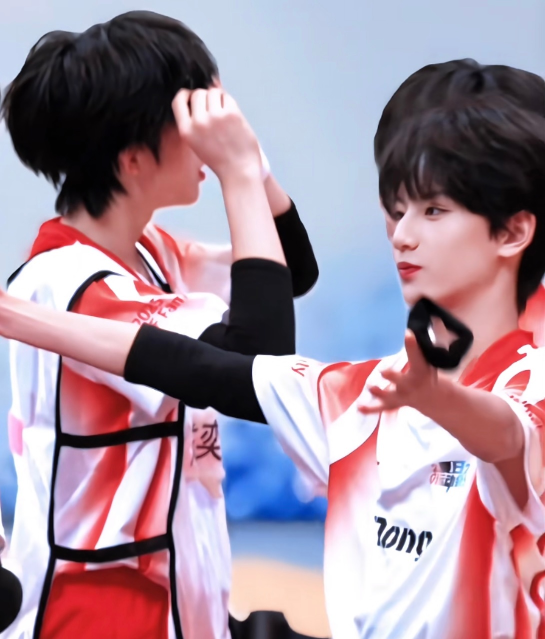 李煜东体育课视角像线面一样繁殖此男是运动健将来着！运动会和体育课都投中了三分球！