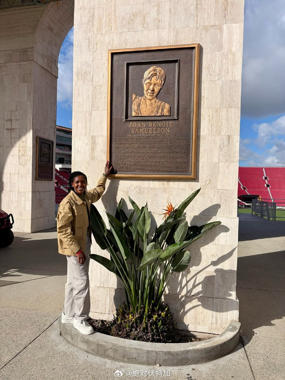 Faith Kipyegon 吉普耶根来到洛杉矶1984年奥运会的体育场。吉普耶