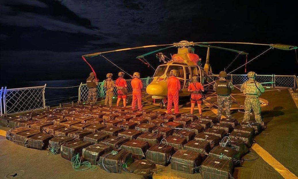墨西哥海军继续打击毒品走私，昨晚又在瓦哈卡海岸附近查获了一批近3吨重的可卡因。 