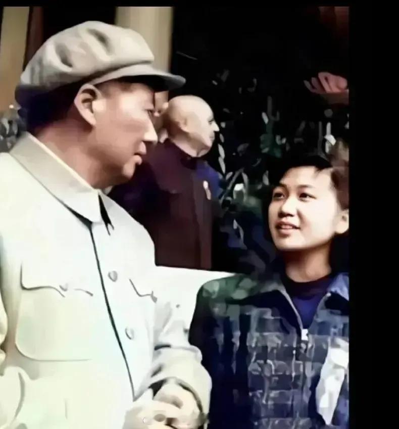一九五一年的国庆节，天安门城楼上见证了新中国成立后的第二个国庆盛典。这一天，象征