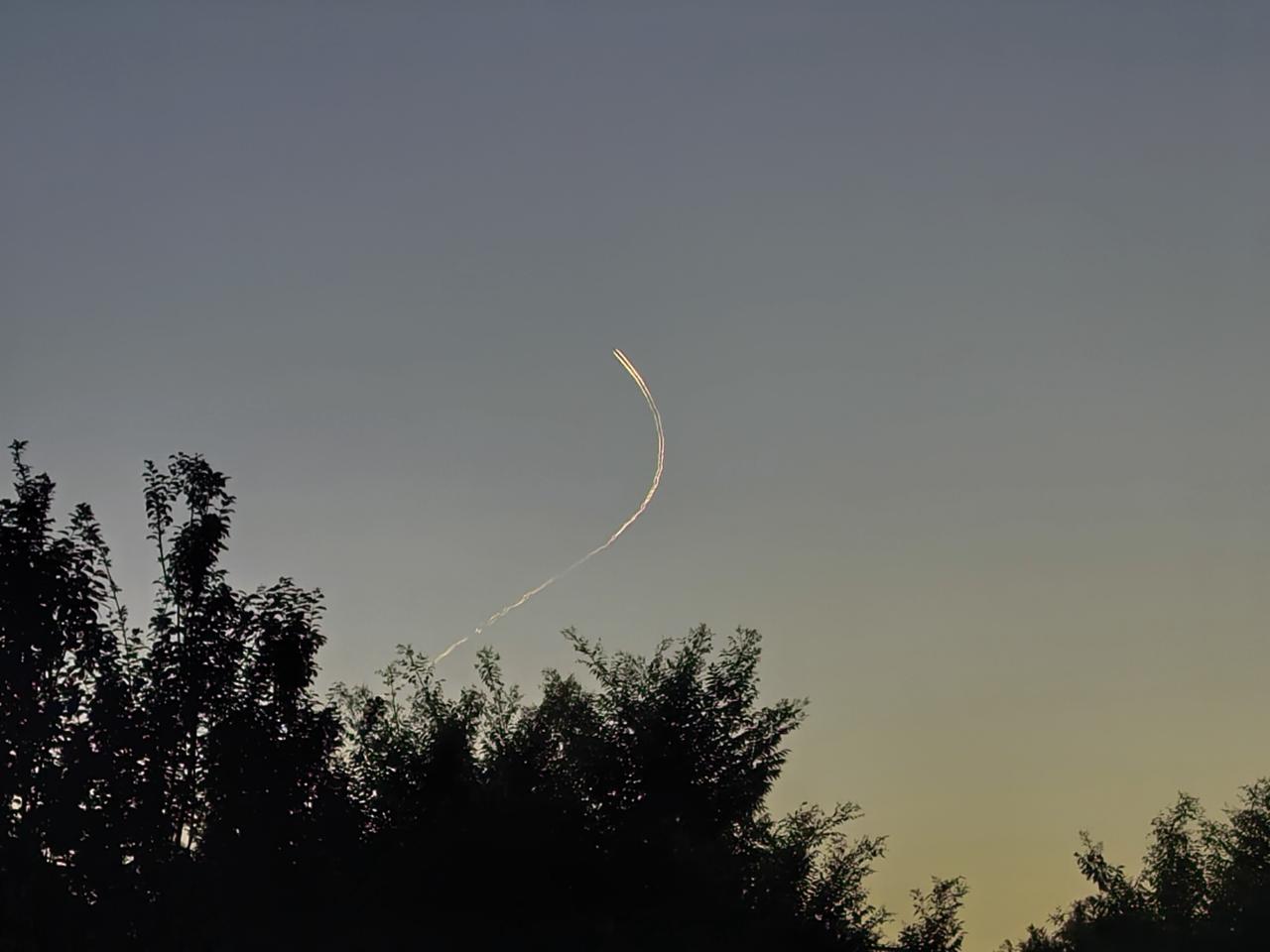 《弧线》
偶见空中一弧线，飞机尾迹划的线，
尾迹迎头奔月牙，空中双景月初三。
这