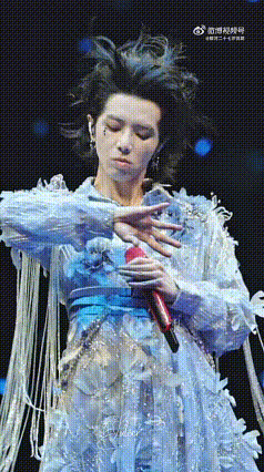 华晨宇在舞台上打了一套太极 被华晨宇的舞台创意惊艳到！歌曲间奏打太极，节奏和动作