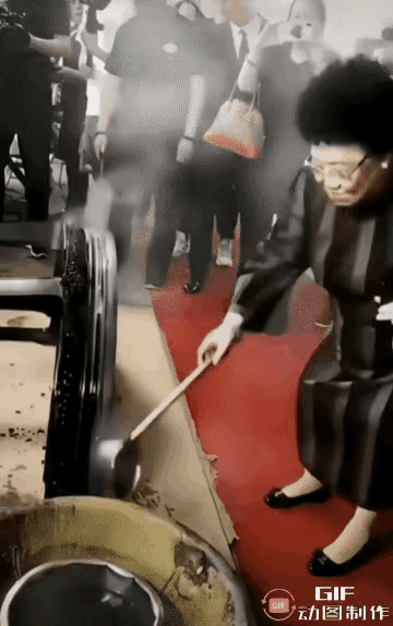 迟重瑞对陈丽华尊重、呵护，周到、细致，是一个细心、贴心的男人，不要说陈丽华强势，