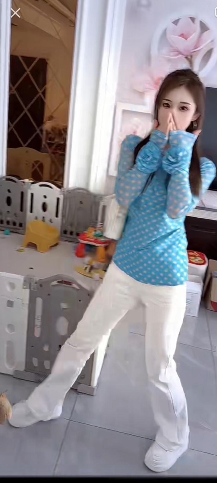 暂时收起那无需兑现的承诺，
把目光收回到笔尖，
把心事融化成这一题的精准演算。