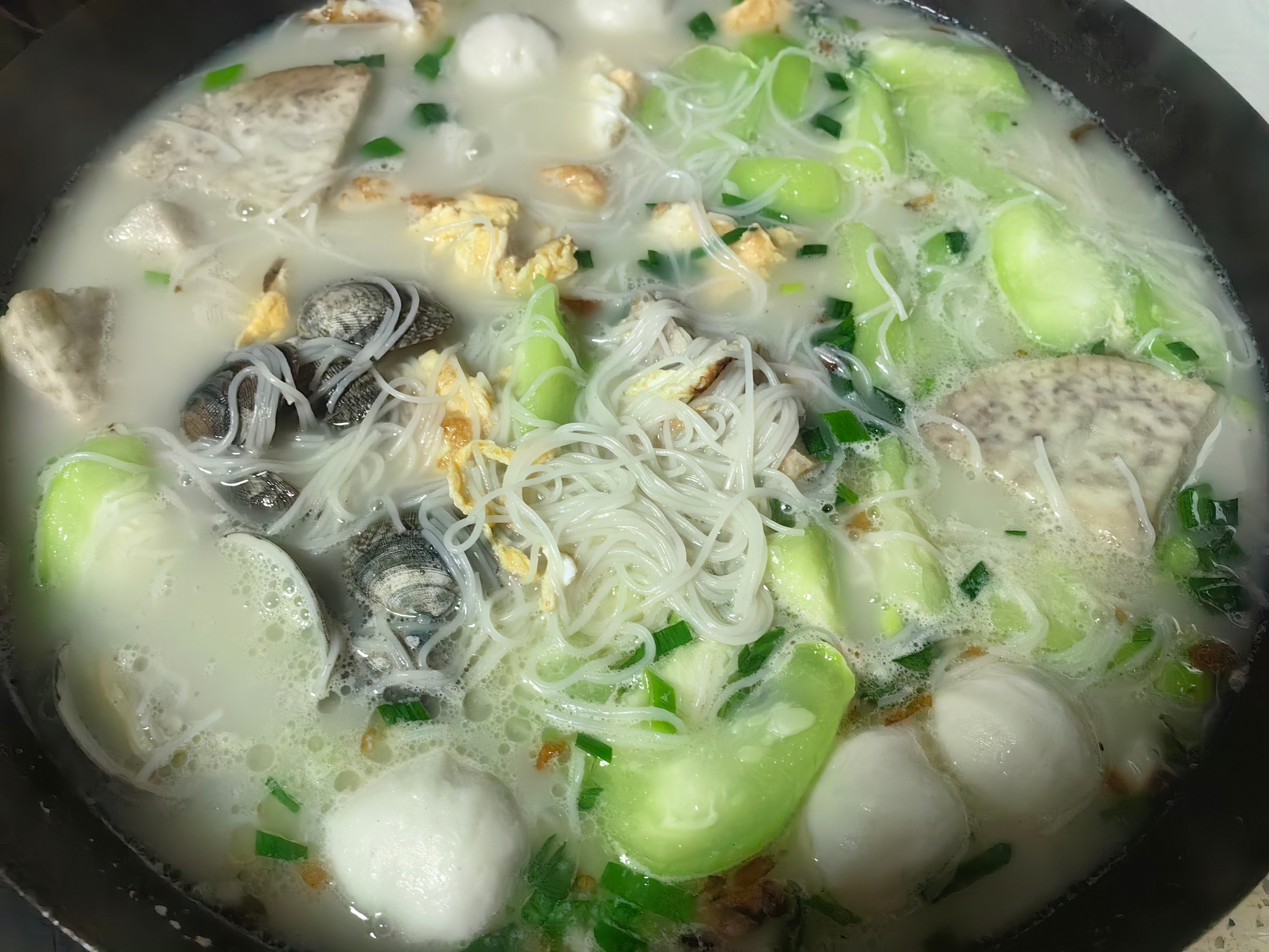 每日一餐分享夏日炎炎，吃点下饭的。清淡。蛤蜊丝瓜米粉汤。 