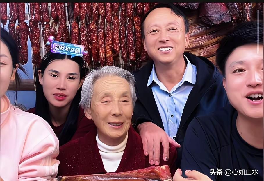 小松回国之后举行的专场直播带货气氛非常热烈。
秋冬季节必.需品和农产品、生鲜等类