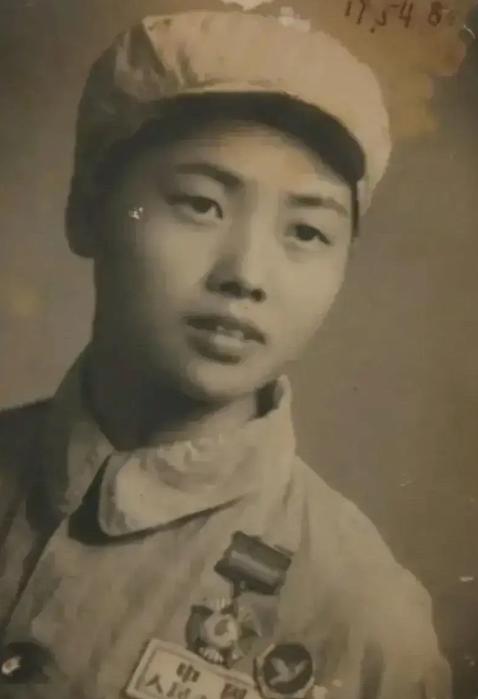 1951年，16岁女护士张道华，带着7名伤员突围时，眼睛被炸瞎，陷入昏迷，醒来后
