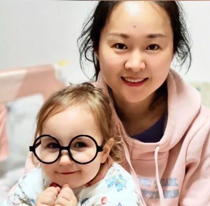 金发碧眼的温柔
 
总以为金发碧眼自带疏离感，直到在街角咖啡馆遇见那个女孩。阳光