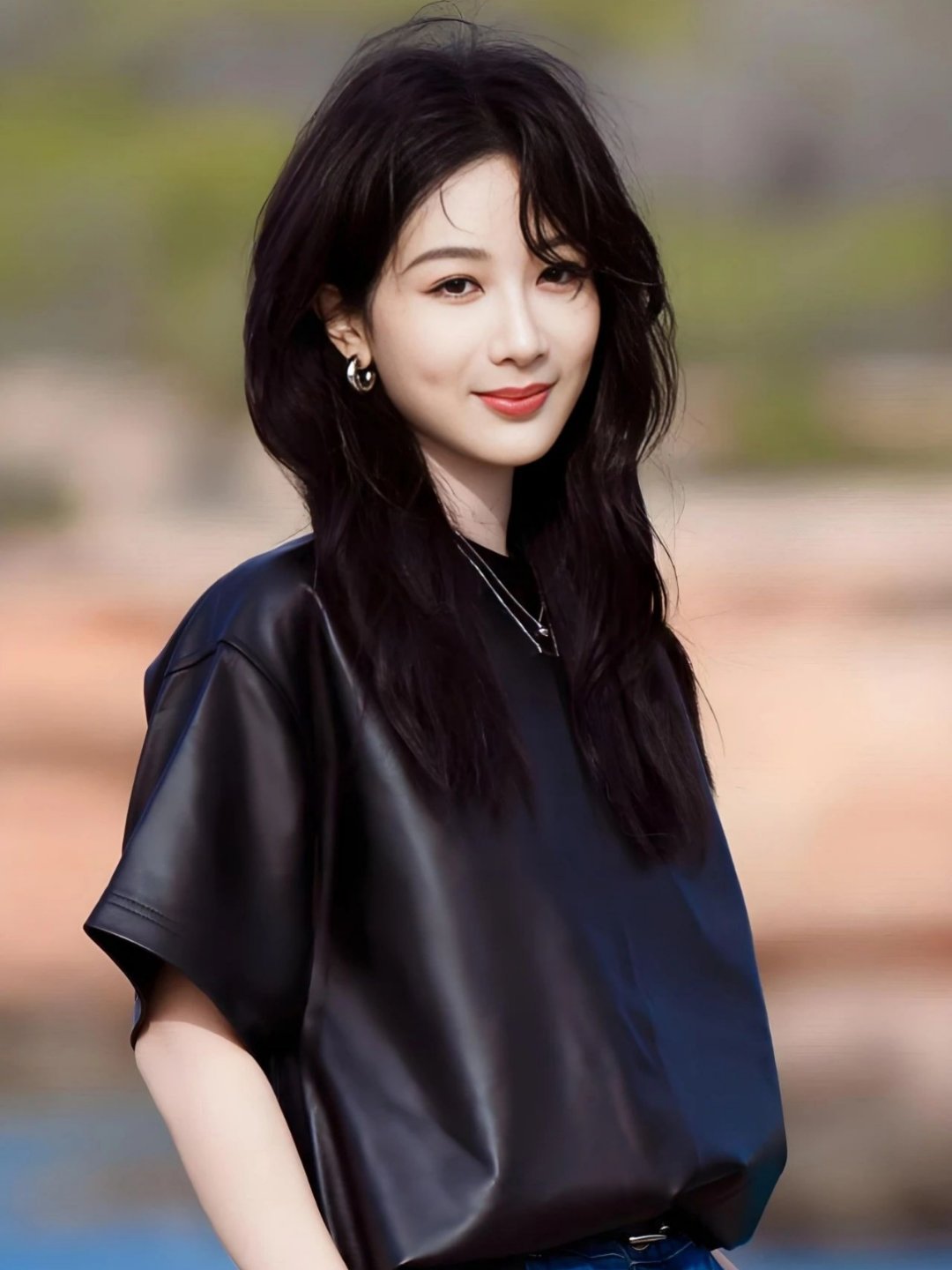 李登科曝王源事业停滞原因 古力娜扎前经纪人李登科直播中谈及王源，称其事业停滞主要