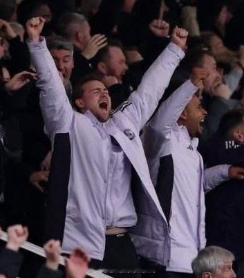 曼联2-0曼城，看台上的德利赫特和奇尔克则 