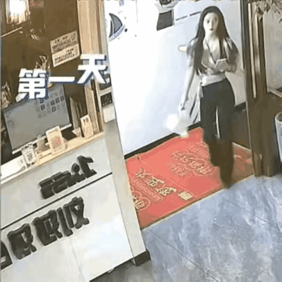 小姐姐每天不样
你觉得哪一天最好看
 
第一天：
休闲随性，主打一个舒适上班
