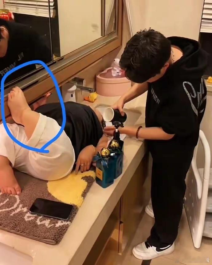 有钱就是任性啊！李喜梅躺在洗手台上喜梅的助理给喜梅洗头 
