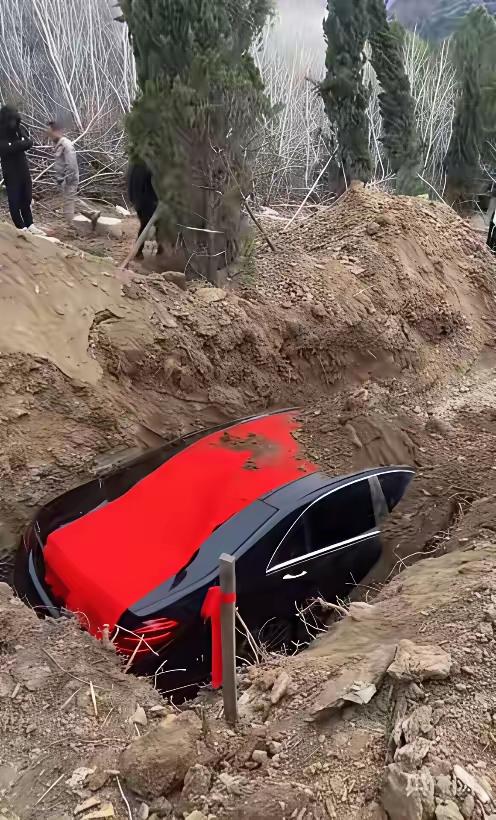 看到那辆被埋进坟里的奔驰，我愣住了！
不是心疼车，是那个车牌8888啊！对大多数