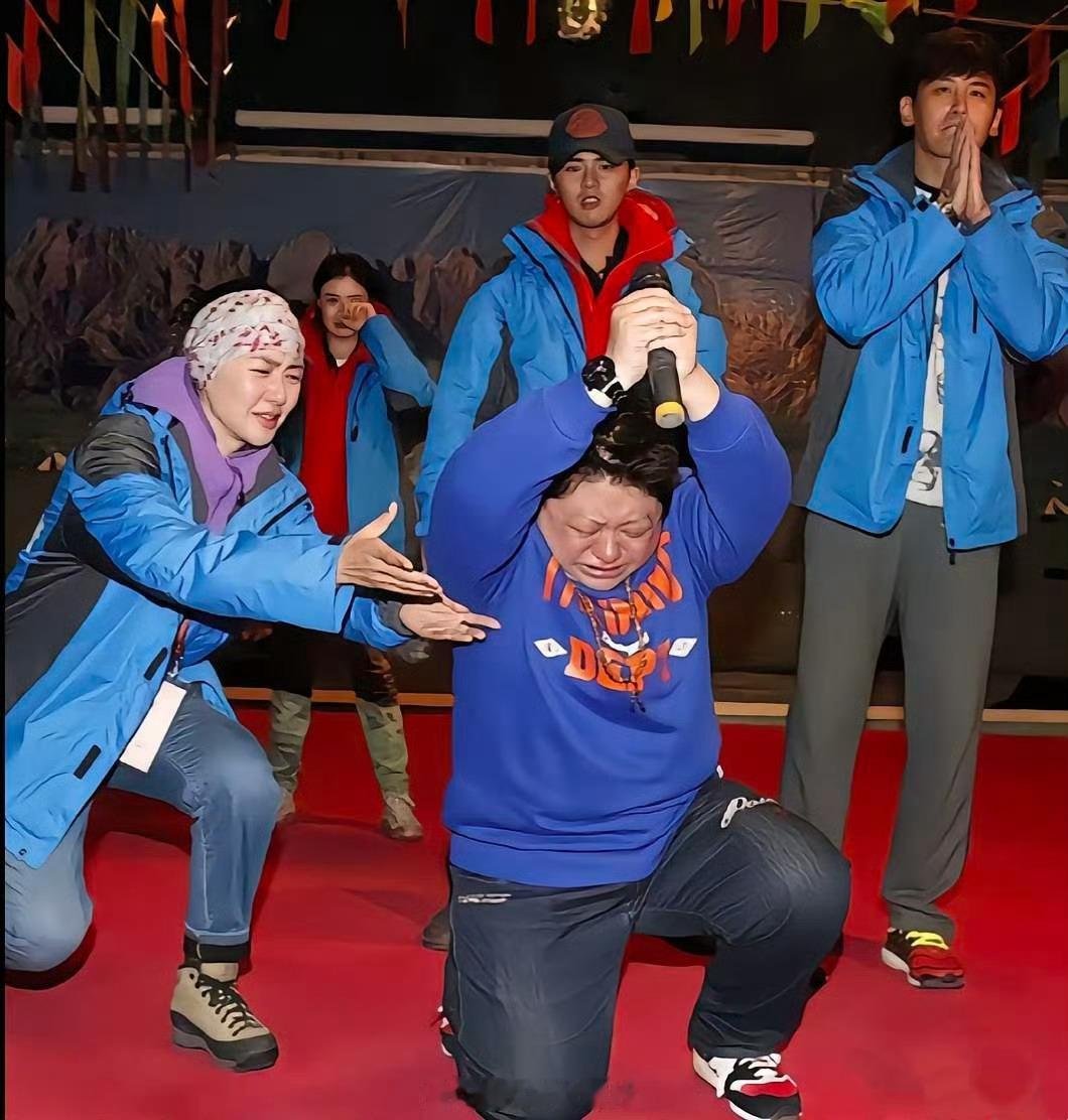 韩红基金会运作细节被深扒 2014年，慈善公益晚宴，韩红回顾一路的艰辛。当场单膝