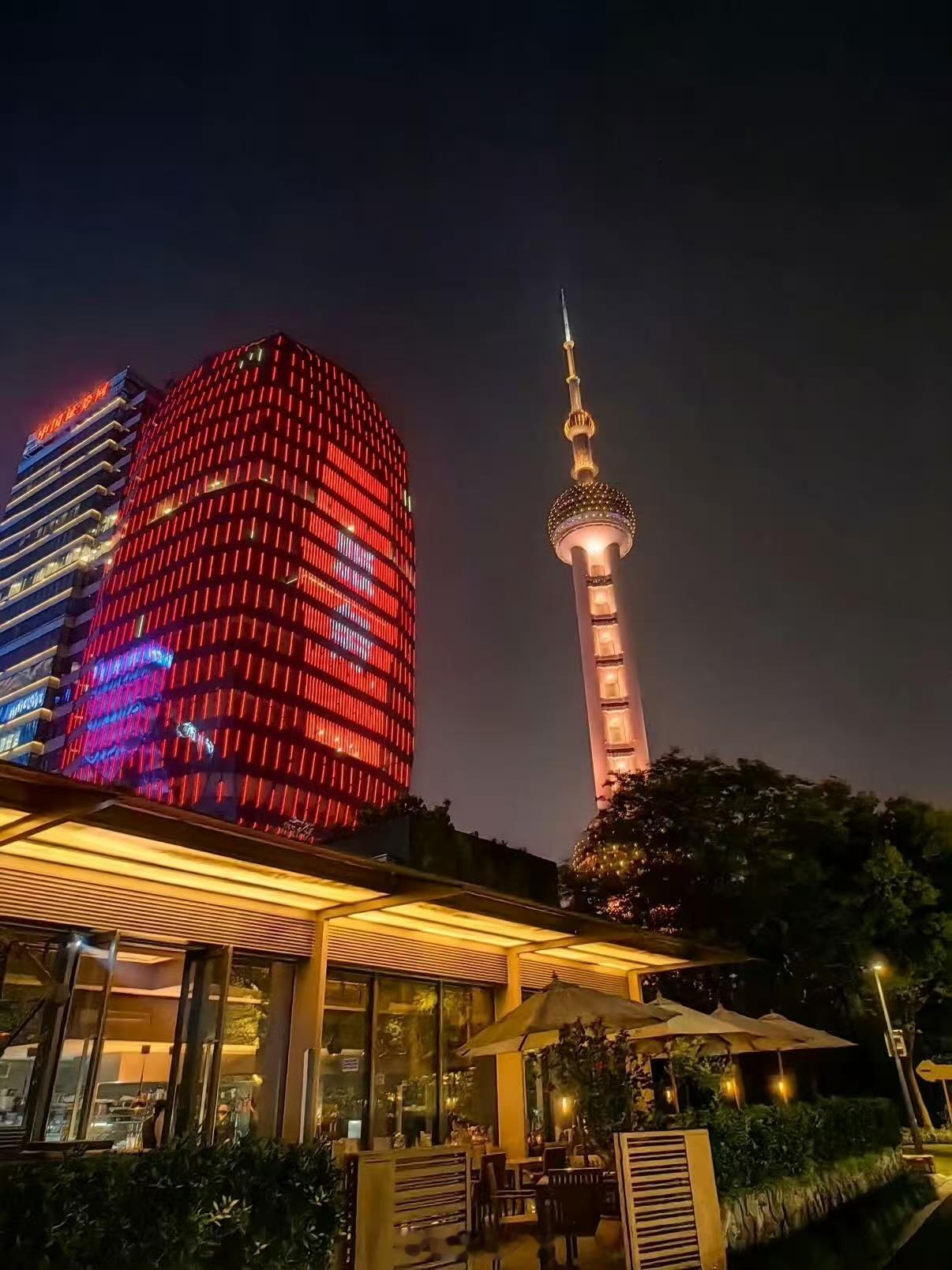 上海地标大屏引发热议近日，上海游客打卡陆家嘴夜景发现大屏文字异样，大屏播出文字本