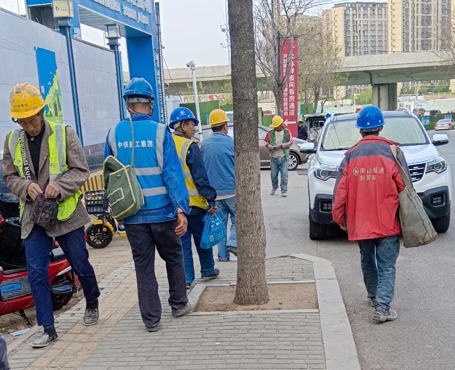 为啥工地“小工”大多是五六十岁的人呢？一方面，年轻人有更多选择，像互联网、金融这