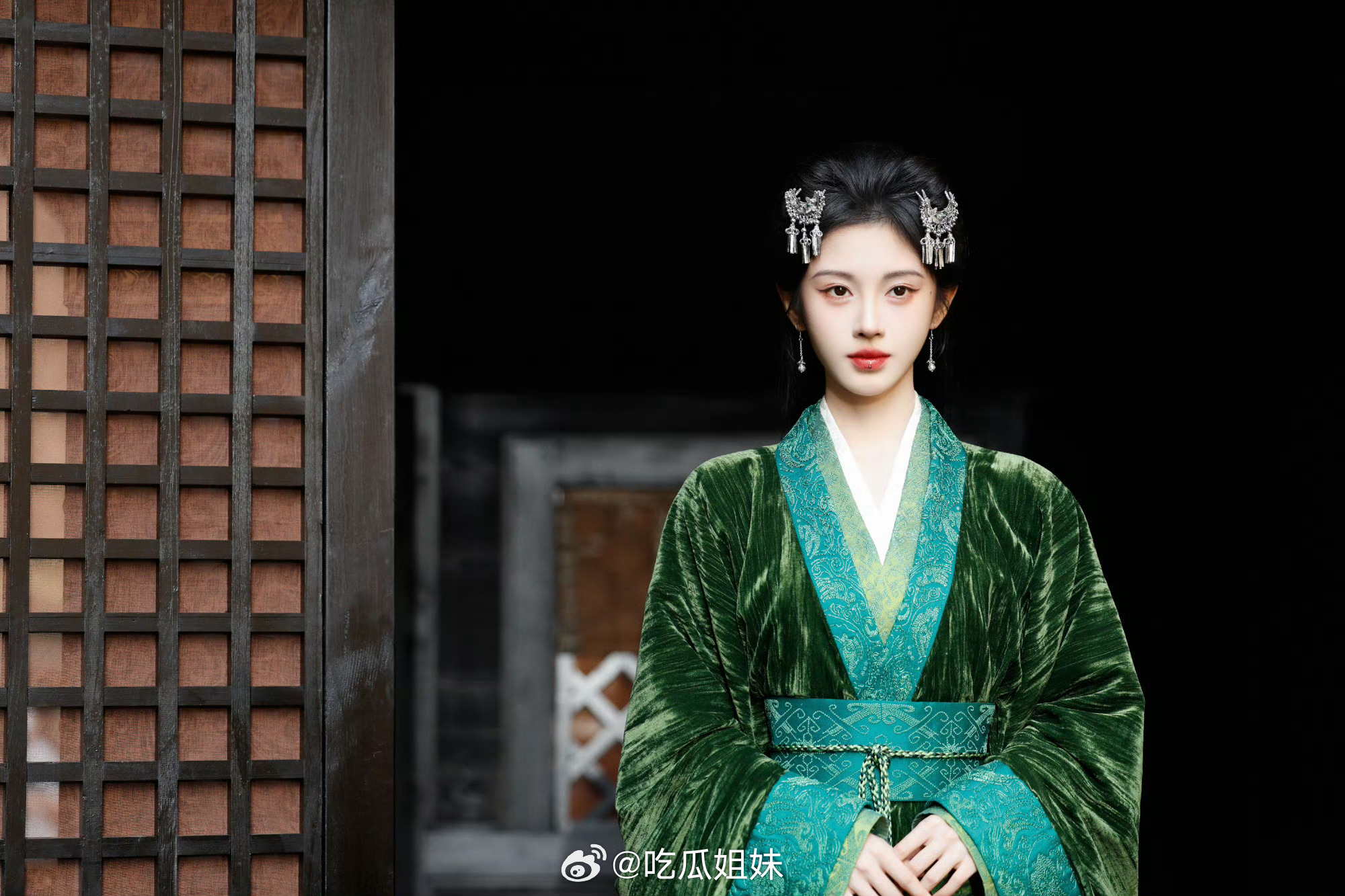 鞠婧祎在👖有两部破万剧集了，《花间令》46小时破万，《月鳞绮纪》52小时破万，