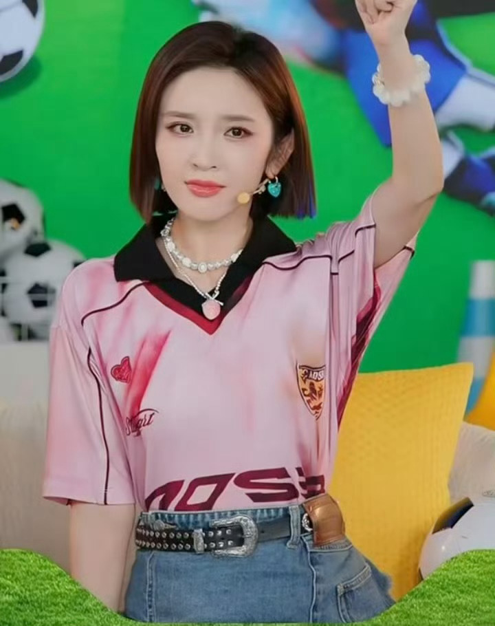 唐艺昕原来这么懂足球唐艺昕原来是资深球迷🎐趣味答题环节像随堂小测验，唐艺昕稳定