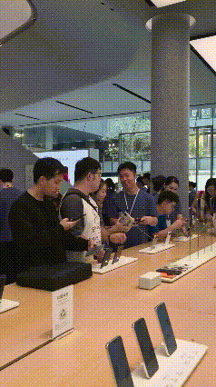 平时很少追剧打游戏，以聊天办公为主，上手体验完阔直板，坦白说并没有那么戳我，看来