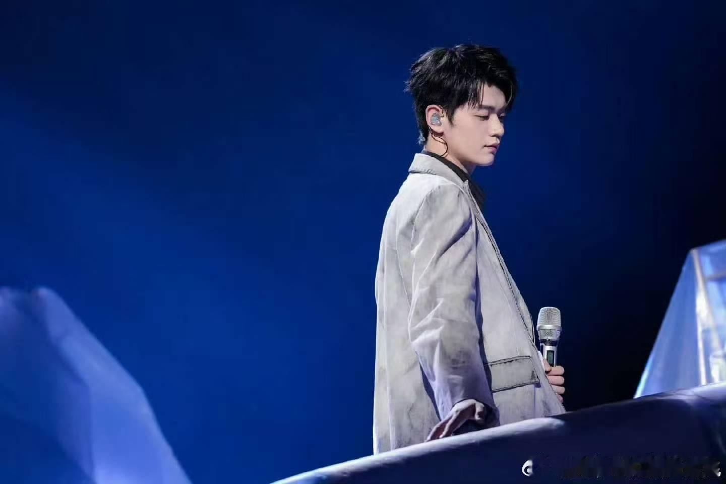 高旭萨顶顶合唱高旭萨顶顶合唱借过一下被高旭萨顶顶的《借过一下》狠狠拿捏了，两人的