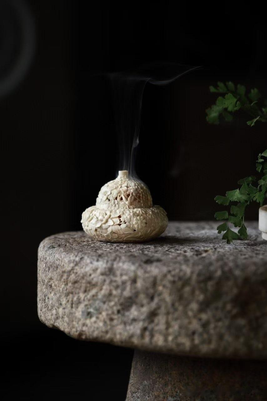 一炉香起，花影生烟。

猛犸温润如玉，炉身以百花为境，花枝舒展，层层绽放，疏密之