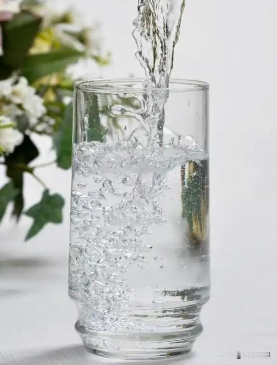 专家呼吁大家平常补水，优先喝白开水、淡茶水。
 
现在很多年轻人把碳酸饮料、含糖