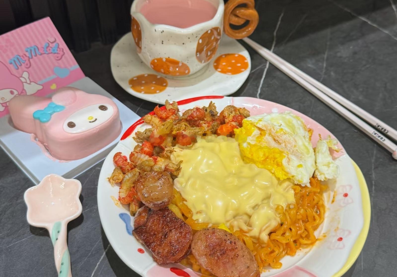 慢悠悠吃顿早餐真的太治愈了。拉开窗帘晒着软乎乎的晨光，不用赶时间慌慌张张扒饭，小
