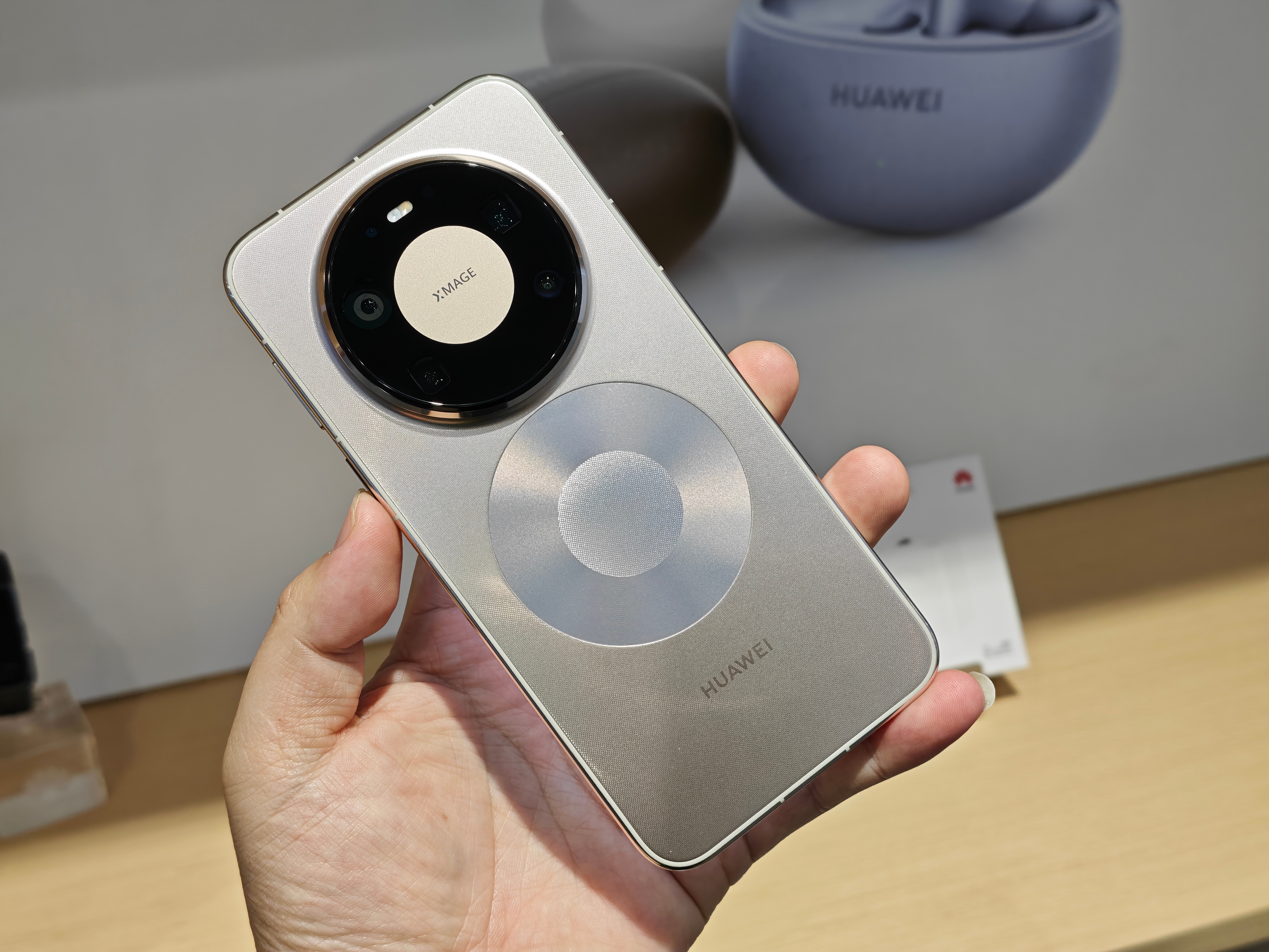 华为Mate80晨曦金版本已售罄这次金色版的Pro Max的确更好看，如果是标准