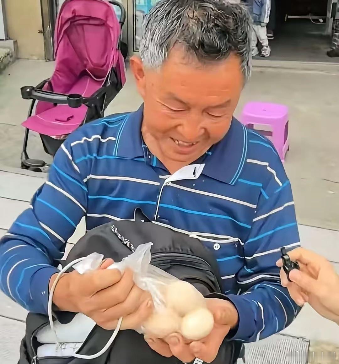 6月9日，湖南娄底某考场外。一位年过六十的农村父亲，满身疲惫，仅背了一个背包，花