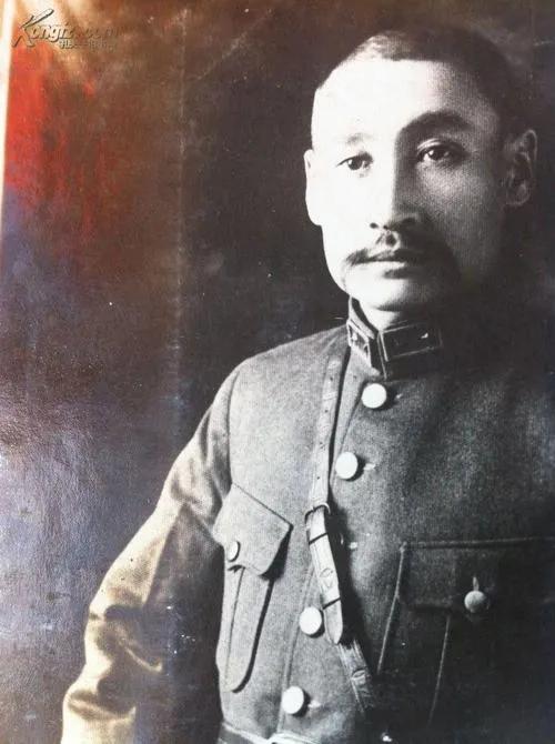 1932年，马占山投降日军。然而，就在日军要求他在投降书上签字时，他却两说：“我