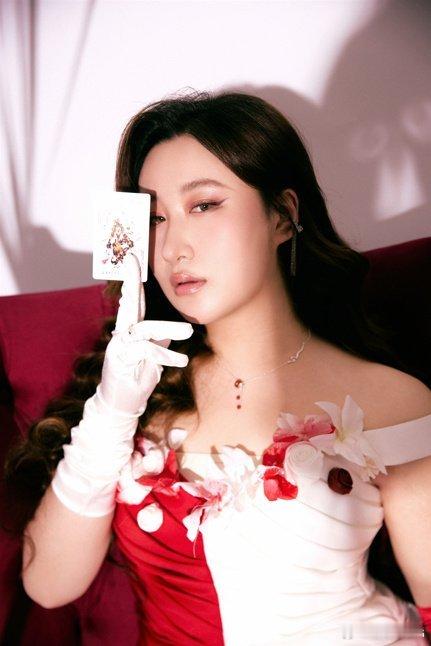 锤娜丽莎今天加麻加辣 这波穿搭创意直接赢麻了！红白撞色完美复刻鸳鸯锅，一半热辣张