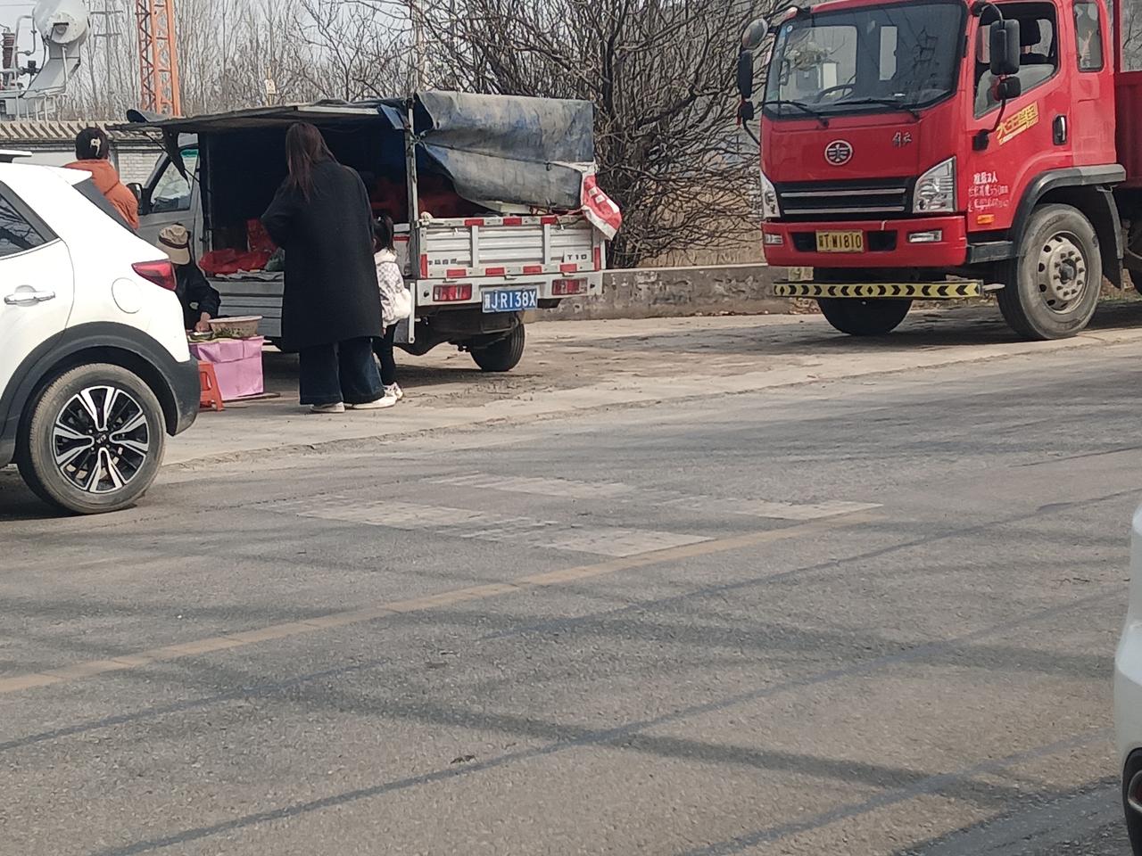 路边的油煎盒子，吃的人还不少！

今天是初六，不是赶集的日子，可是路边这个小摊还