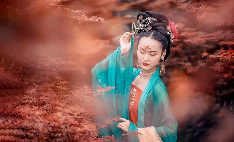 我醉欲眠君且休
已遣从事赴青州
鬓霜怜我三千丈
诗律输君一百秋
闻道郎君閟东阁