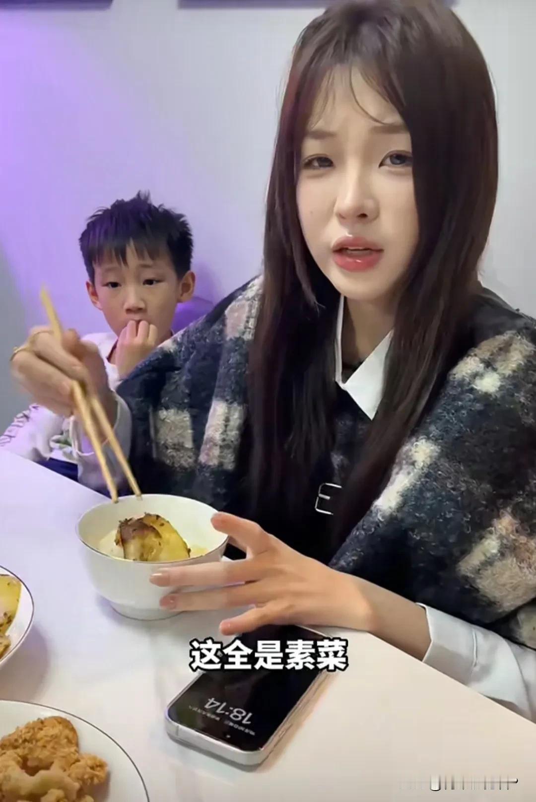 现在的父母太不容易了！子女整天挑剔菜做的不好吃，做的菜不合胃口，光是素菜之类的。