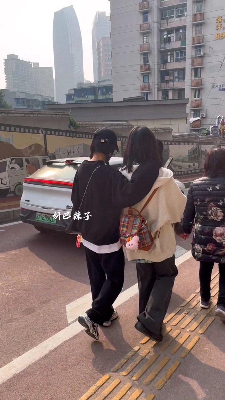 粉丝重庆偶遇白鹿重庆偶遇白鹿粉丝重庆偶遇白鹿，双马尾女鹅 ，玩的开心！ 