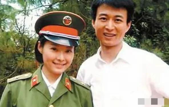 袁立前夫赵岭，现在是一位优秀的配音演员，家庭低调幸福。
他早年与袁立因拍摄电视剧