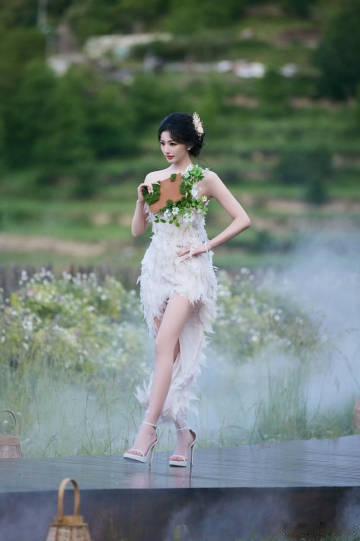 vogue晚宴上的孔雪儿孔雪儿vogue内场 在美食和社交的交汇中，孔雪儿的魅力