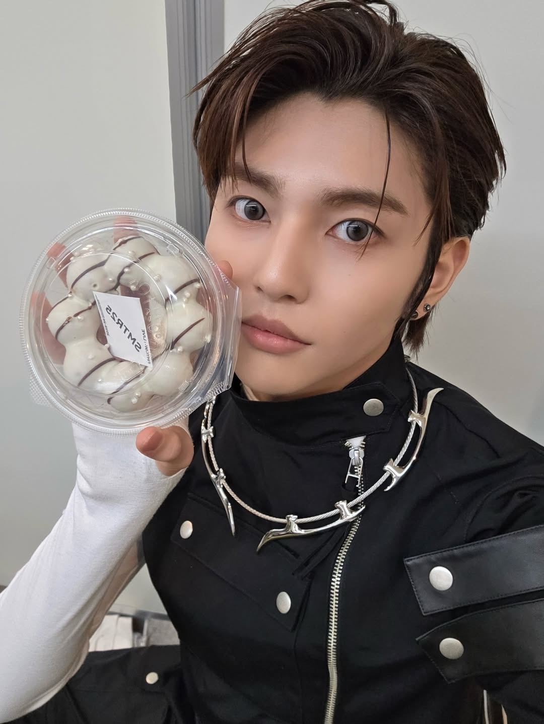 SMTR25更新甜甜圈自拍照🍩😋 