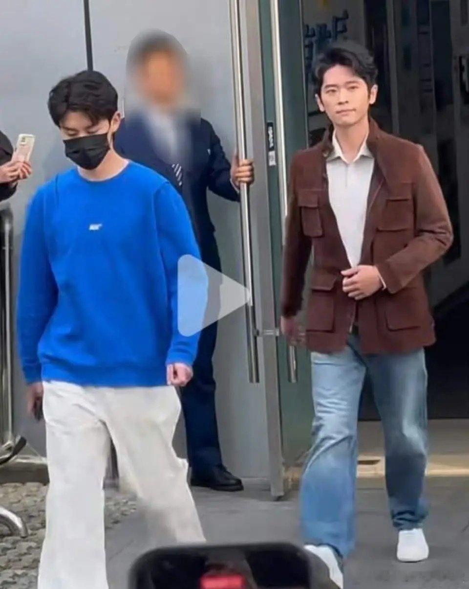 路人说助理没那么大本事管艺人的穿搭吧，经纪人都不一定能管到。但粉丝解释称他是负责