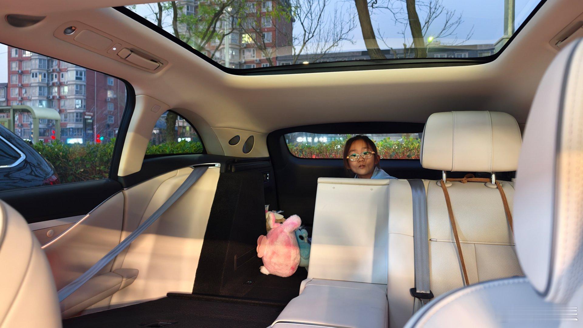 享界S9T二排放倒，娃们直接把后备箱变成了她们的基地 