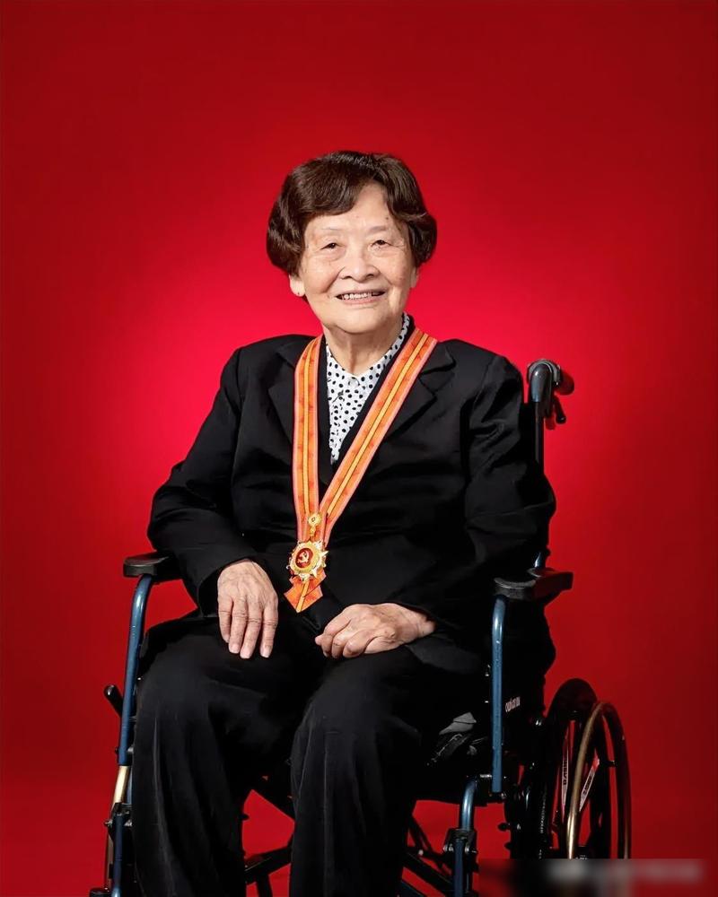 钟掘院士说，

我能获得 2026 年七一勋章，

不仅要感谢我的丈夫默默无闻的