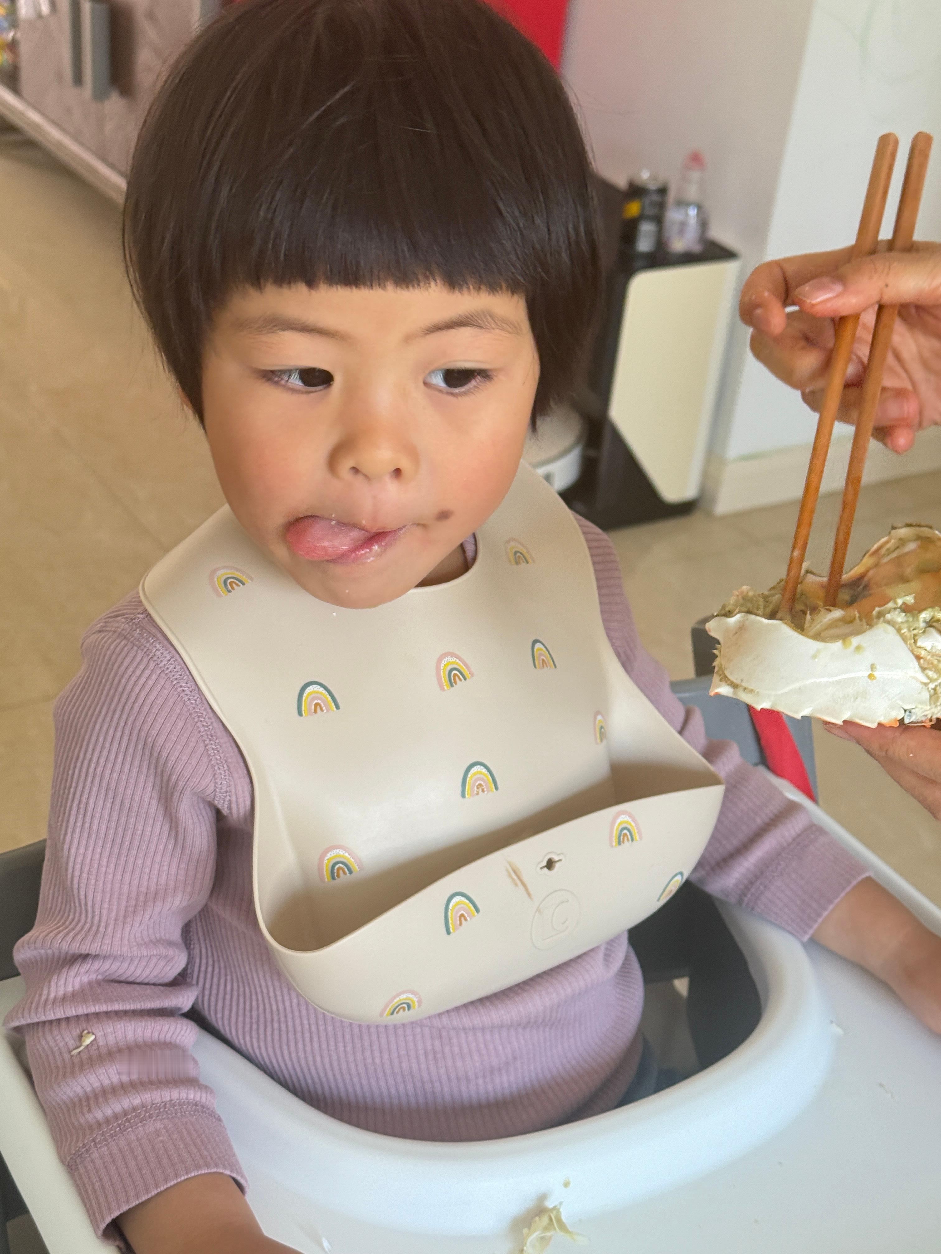小素对食物的喜好简直复制大素对螃蟹有狂热的爱好….（看图一的时候打开声音带娃随手