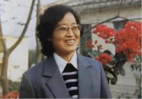 1996年，女作家戴厚英刚从超市回来，就被藏起来的陶锋用花瓶打倒在地。临终之际，