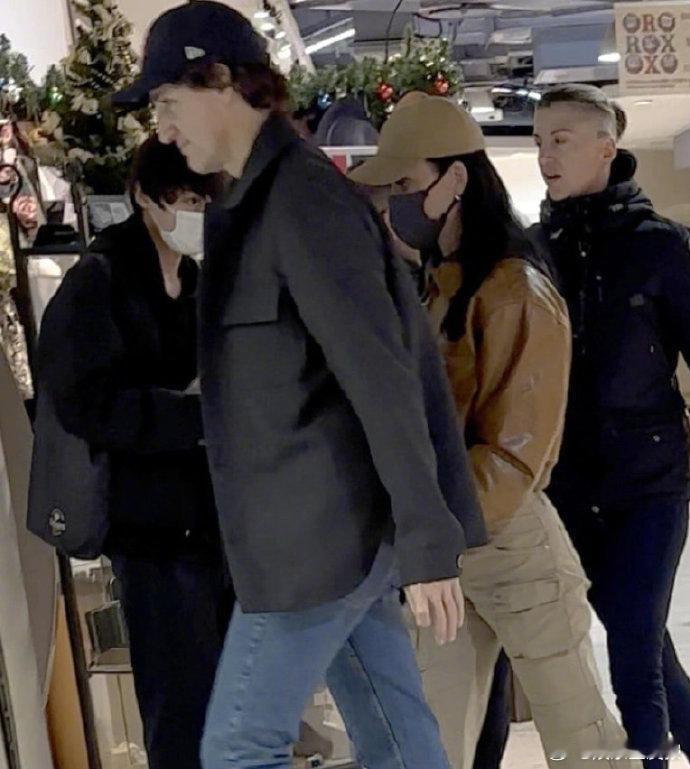 水果姐特鲁多牵手出行 近日，水果姐Katy Perry和男友特鲁多被拍到在东京牵