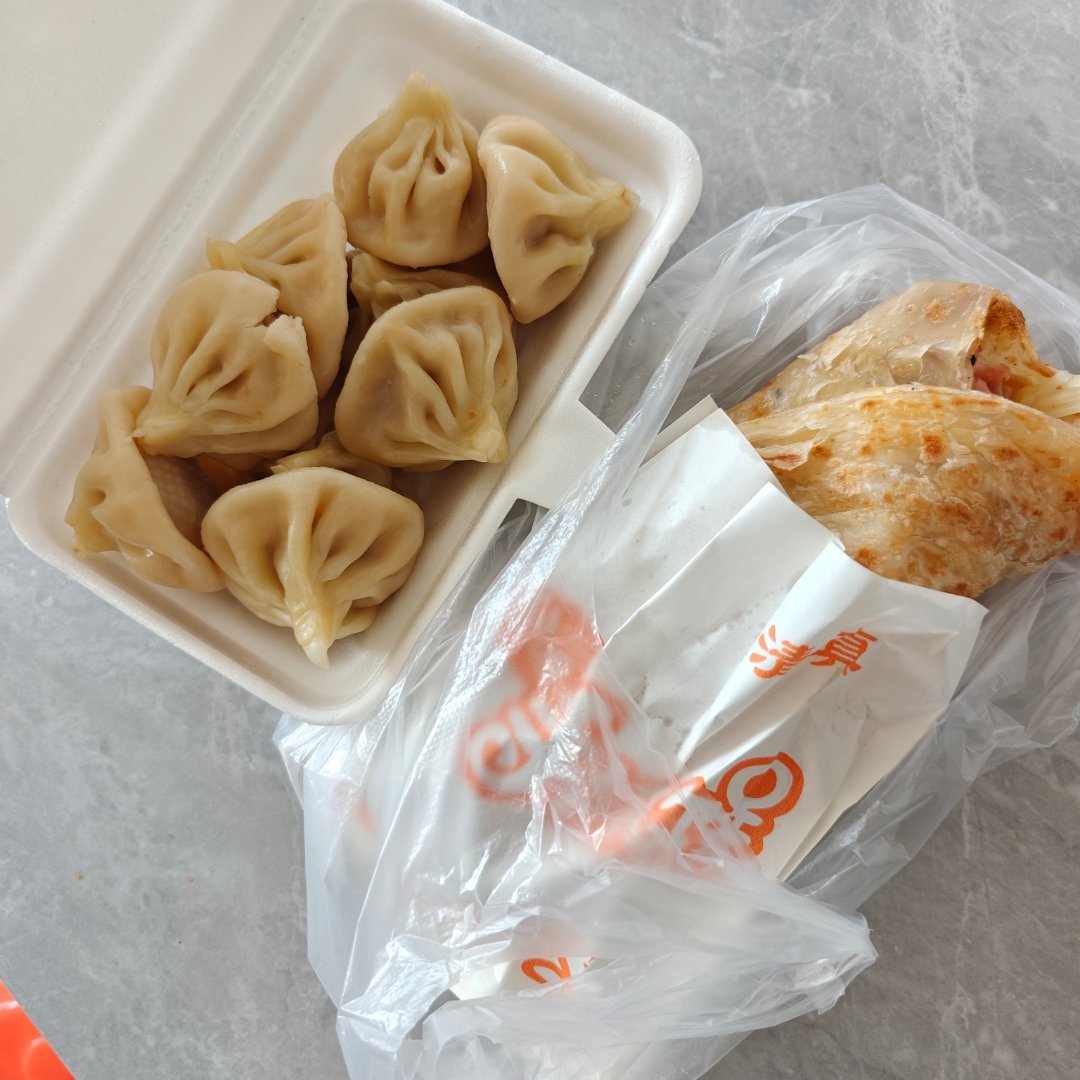 吃早餐了吗我的早餐来啦下班买的手抓饼还有小笼包 ​​​