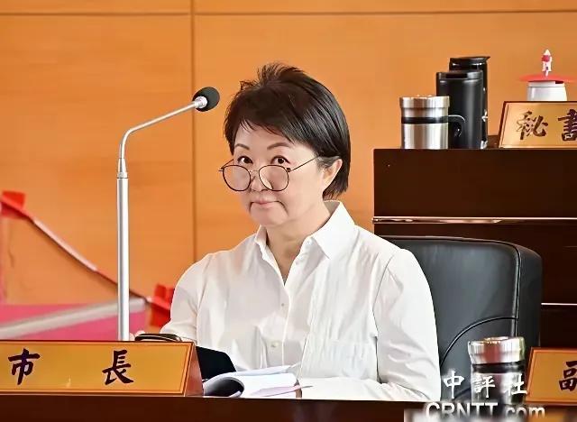 终于露出了真面目！
 
美国说不给那140亿美元的武器了，卢秀燕却急着让人去美国